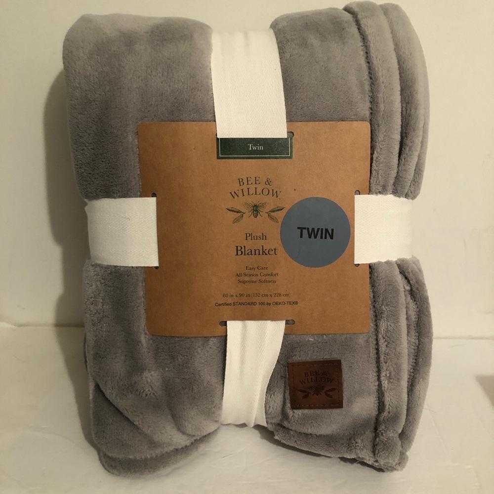 Bee & Willow Gray Plush Blanket 60”x 90” New